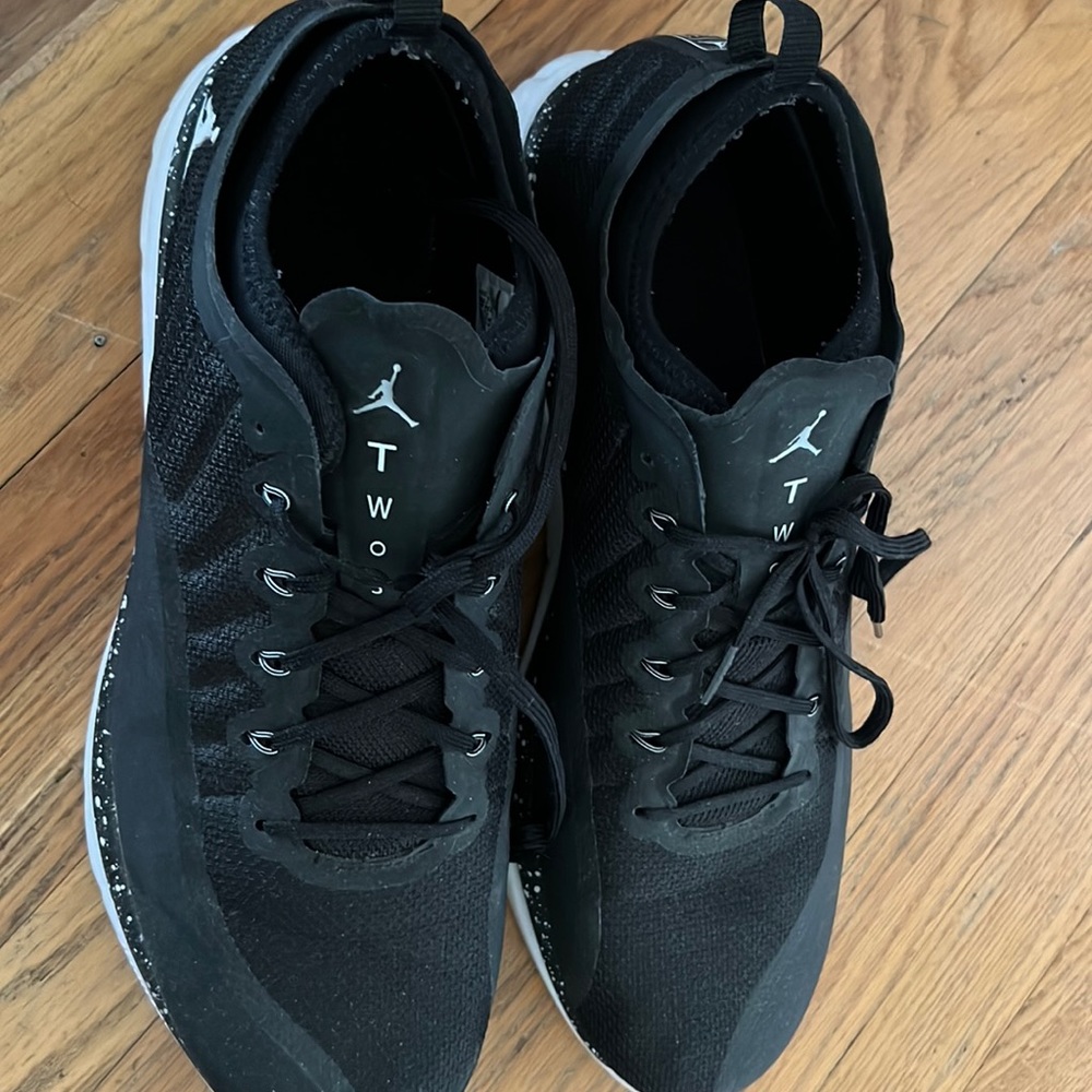 EUC Mens Jordans TWo3